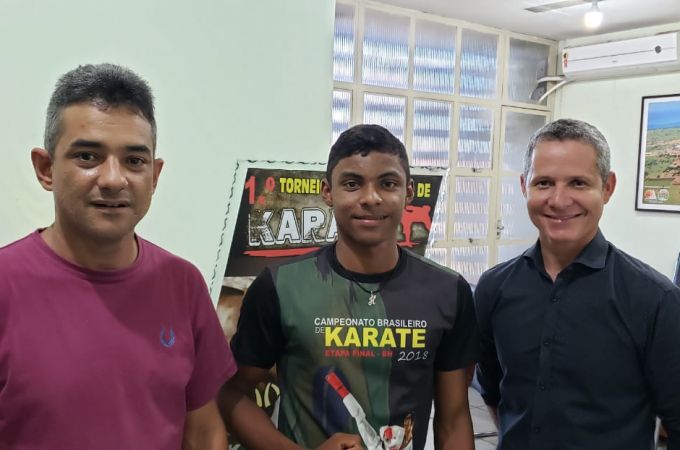 Atleta do Karatê visita Prefeito Ermes antes de disputar Sul-Americano