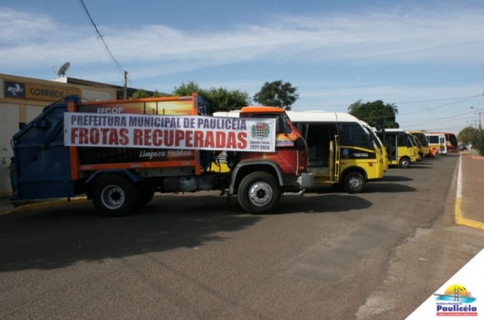 VeÃ­culos recuperados pela Prefeitura foram estacionados em frente ao prÃ©dio do PaÃ§o Municipal