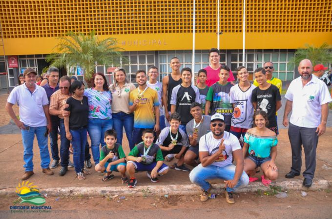 Atletas do karatÃª sÃ£o recepcionados com carreata e festa em Pauliceia